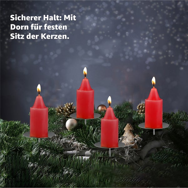 Adventskranz mit vier roten Kerzen und Kerzenhaltern