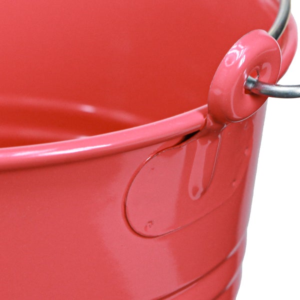 Nahaufnahme eines Metalleimers mit Henkel