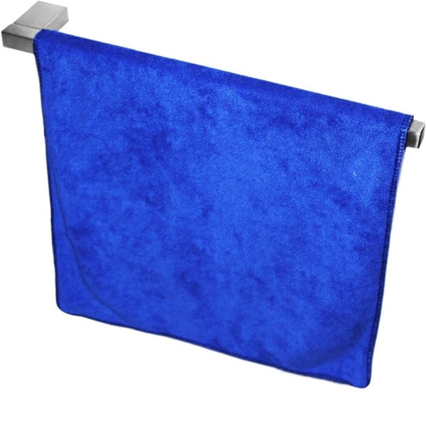 Ein rechteckiger Handtuchhalter aus Metall mit einem daran hängenden Handtuch.