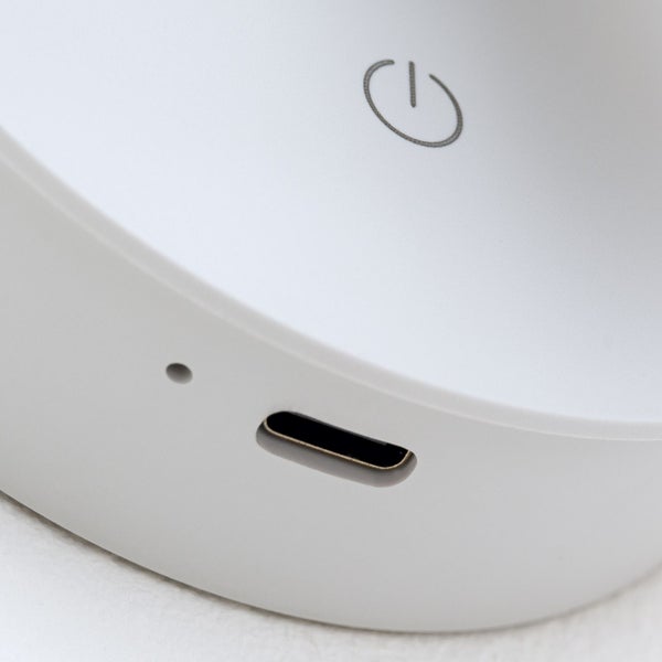 Detailansicht eines elektronischen Geräts mit Ein-/Aus-Schalter und USB-Anschluss