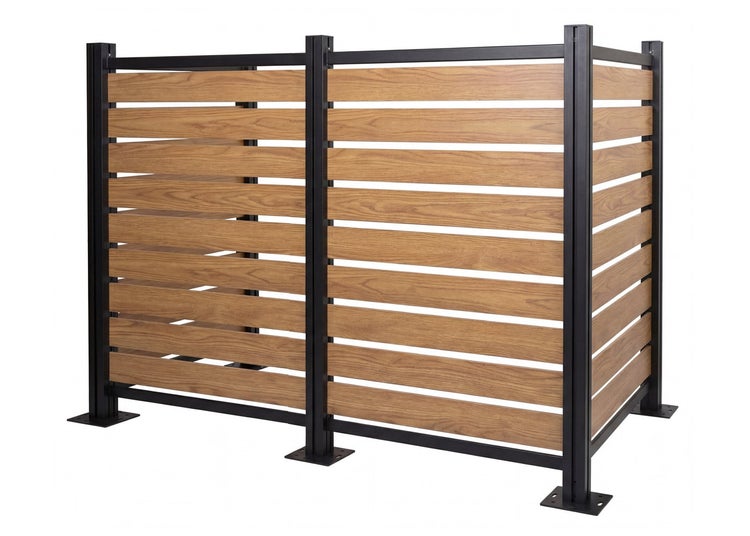 Sichtschutz aus horizontalen Lamellen in Holzoptik mit schwarzem Metallrahmen.