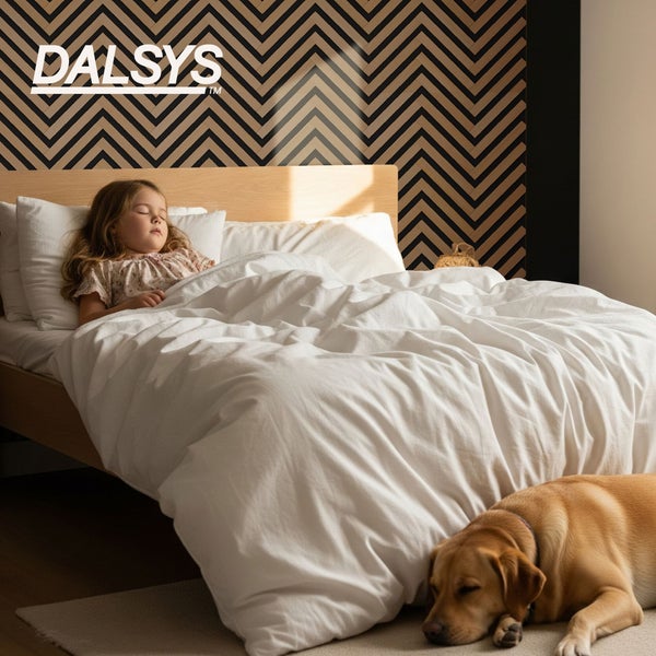 Schlafzimmer mit Holzbett, schlafendem Kind und Hund vor einer Wand mit Dalsys Akustikpaneelen im Zickzack-Muster. Dalsys Logo.