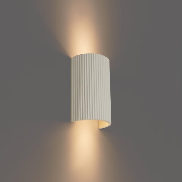 Weiße Wandleuchte mit gerippter Oberfläche für Innenräume