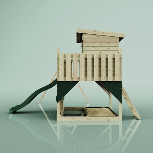 Spielturm aus Holz mit grüner Rutsche, Leiter, Sandkasten und Spielhaus auf Stelzen.
