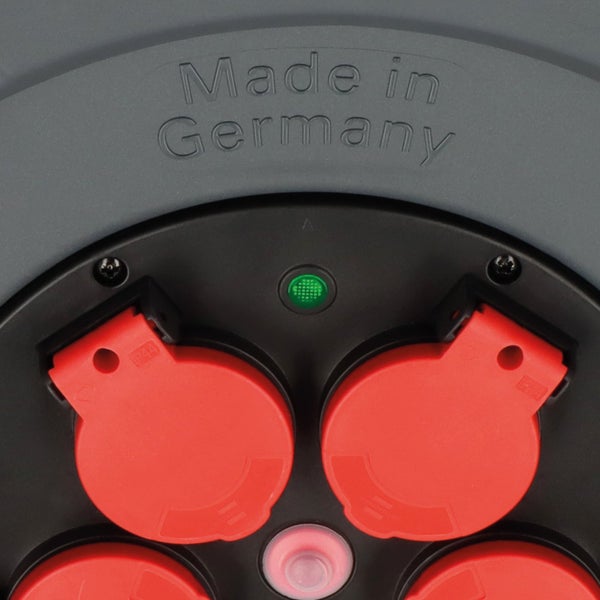 Detailaufnahme einer Mehrfachsteckdose mit der Aufschrift Made in Germany