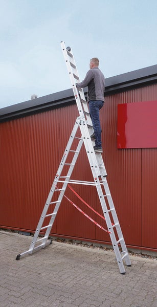 Aluminium Mehrzweckleiter mit einer Person auf einer Stufe an einer Hauswand