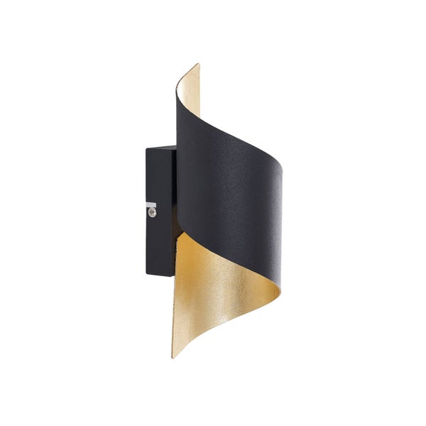 Wandleuchte aus Metall mit geschwungenem Schirm, Außenseite Schwarz matt, Innenseite Goldfarben.