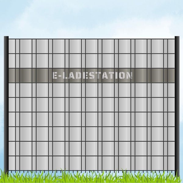 Zaun mit dem Schriftzug E-Ladestation