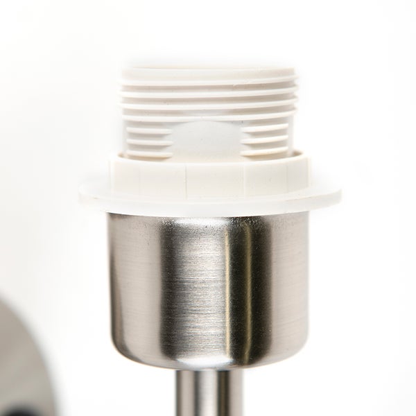 Nahaufnahme einer Lampenfassung mit Gewinde aus Kunststoff und einem Sockel aus gebürstetem Metall.