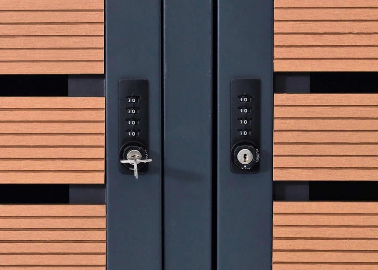 Detailansicht einer abschließbaren Gartenschranktür mit Zahlenkombinationsschloss und Schlüssel