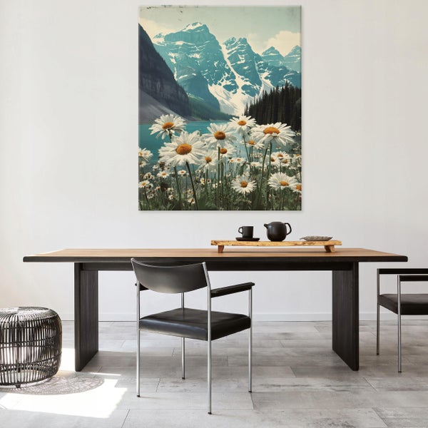 Wandbild mit Berglandschaft und Gänseblümchen über einem modernen Esszimmertisch mit Stühlen in einem minimalistischen Raum.