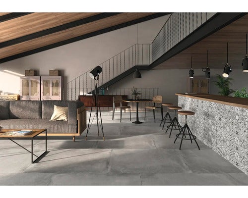 Moderne Küche mit grauen Bodenfliesen, weißen Unterschränken und einer strukturierten Wand