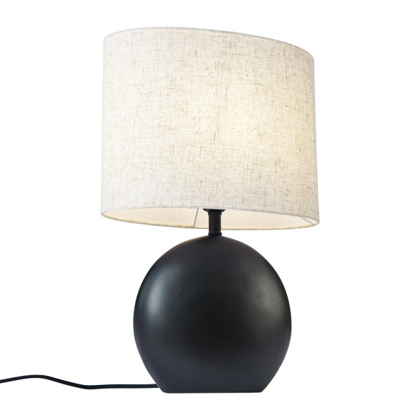 Tischleuchte mit schwarzem kugelförmigem Fuß und zylindrischem Textilschirm in Leinenoptik.