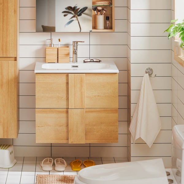 Modernes Badezimmer mit Waschtischunterschrank, Spiegel und Handtuchhalter