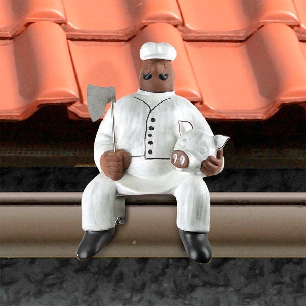 Firstfigur Koch mit Beil und Schweinekopf aus Keramik für das Dach.