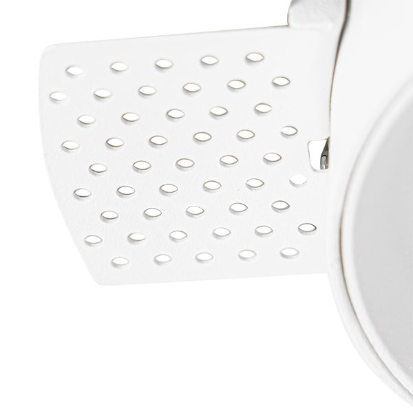 Runder LED-Einbaustrahler, schwenkbar, weißes Gehäuse, für Deckenmontage.