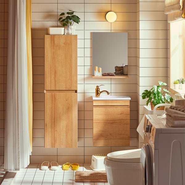 Modernes Badezimmer mit Waschbeckenunterschrank, Spiegelschrank und Hochschrank in Holzoptik