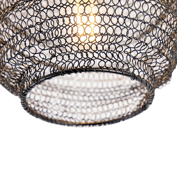 Nahaufnahme eines Lampenschirms aus schwarzem Metalldrahtgeflecht mit leuchtendem Leuchtmittel