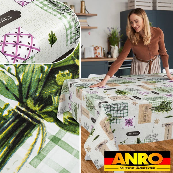 Frau deckt einen Holztisch mit einer Kräuter- und Gewürzmuster-Tischdecke in einer hellen Küche. Detailansichten. ANRO Deutsche Manufaktur Logo.