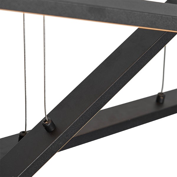 Detailaufnahme einer schwarzen Hängeleuchte mit Aufhängung