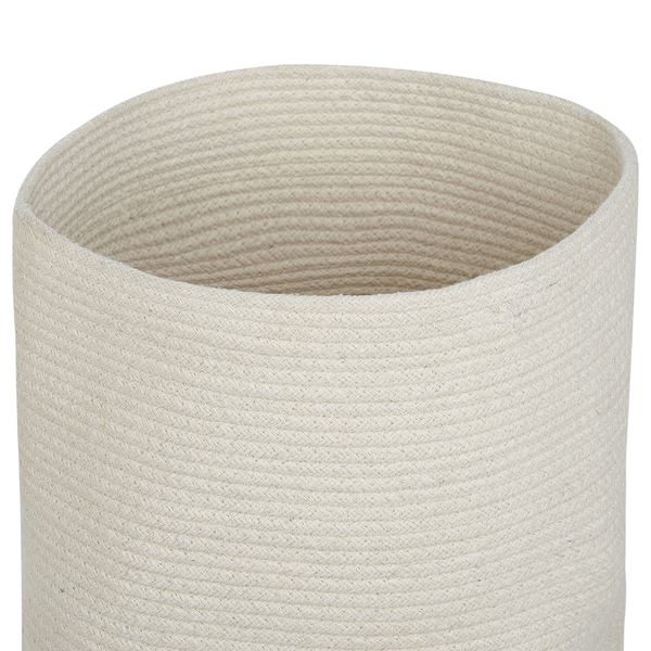 Detailansicht eines runden, geflochtenen Korbs aus Baumwollseil in Beige.