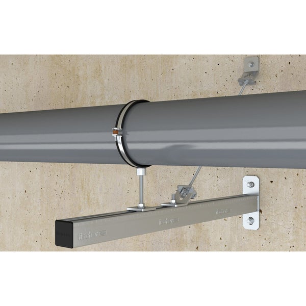 Rohrbefestigungssystem mit Montageschiene und Rohrschelle an der Wand