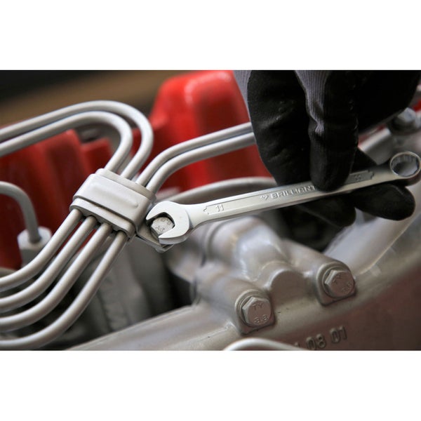 Ein Gabelschlüssel der Marke Brilliant wird verwendet, um eine Schraube zu befestigen.