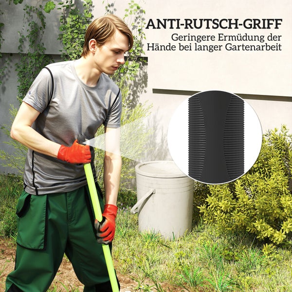 Mann bewässert den Garten mit einer Gartendusche; Detailaufnahme des Anti-Rutsch-Griffs