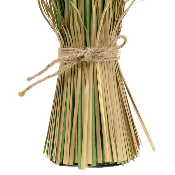 Dekorative Papiergras-Bündel, zusammengebunden mit einer Kordel