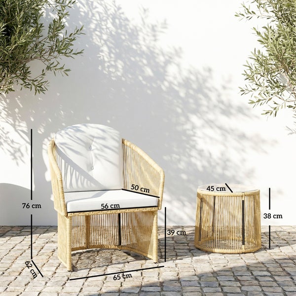 Mann in hellem Gartenstuhl aus Polyrattan lesend. Details zeigen die stützende Polsterung, den abnehmbaren Bezug und den Spritzwasserschutz.