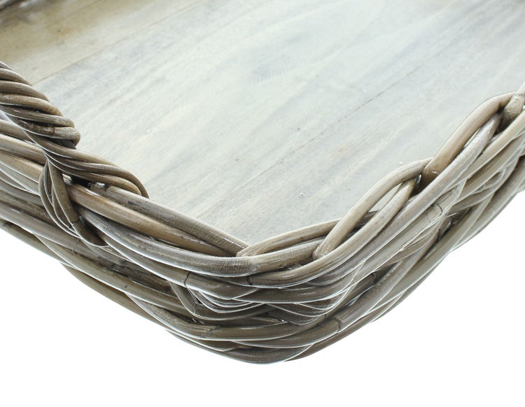 Detailansicht eines Weidenkorbs mit geflochtenem Rand und einem Boden aus Holz.