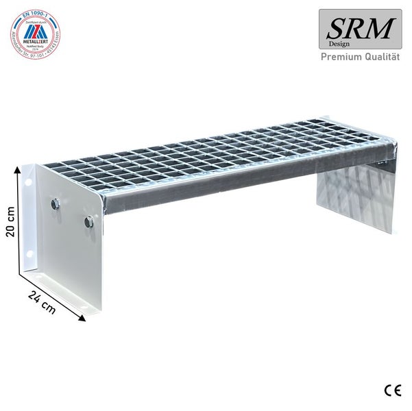 Gitterroststufe aus Metall, 20 Zentimeter hoch, 24 Zentimeter tief. SRM Design Logo, CE Kennzeichnung und Zertifikat nach EN Eintausendneunzig-eins.