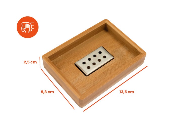 Rechteckige Bambusseifenschale mit Edelstahleinsatz. Maße: 13,5 Zentimeter lang, 9,8 breit, 2,5 hoch. Symbol für Handreinigung.