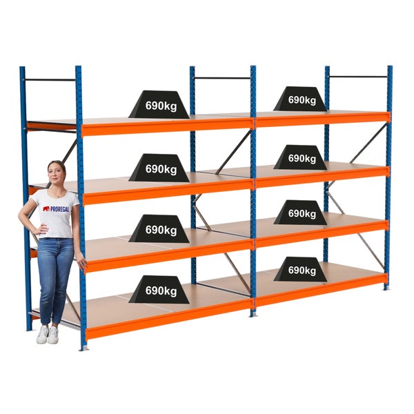 Belastbares Lagerregal mit vier Ebenen und einer Frau für den Größenvergleich.