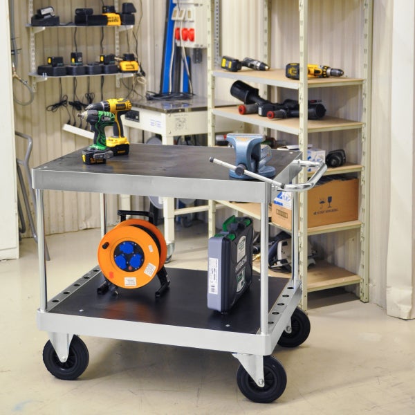 Werkstattwagen mit Werkzeugen und Zubehör im Hintergrund