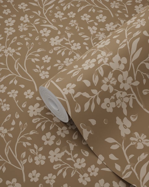 Tapete mit floralem Muster aus Blüten und Blättern auf einer Rolle.