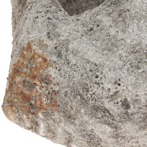 Nahaufnahme eines Pflanzgefäßes aus Stein