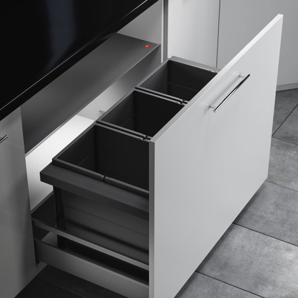 Einbau-Mülltrennsystem für die Küche mit drei dunkelgrauen Eimern in einem weißen Auszug mit verchromtem Griff und Hailo Logo.