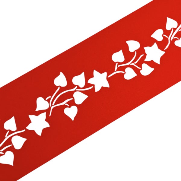 Dekoratives Muster mit Blättern und Blüten auf farbigem Grund