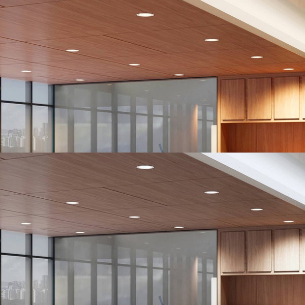 Anwendungsbeispiel für Deckeneinbaustrahler in einem Büro mit Holzdecke und Glaswand. Vergleich von warmweißem und neutralweißem Licht.