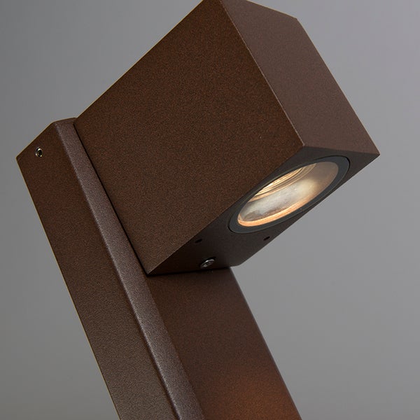 Moderne LED-Außenleuchte mit würfelförmigem Kopf aus strukturiertem Metall.