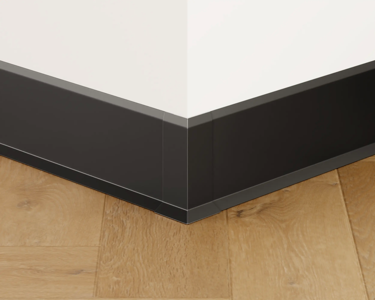 Wandecke mit Sockelleiste auf Holzboden