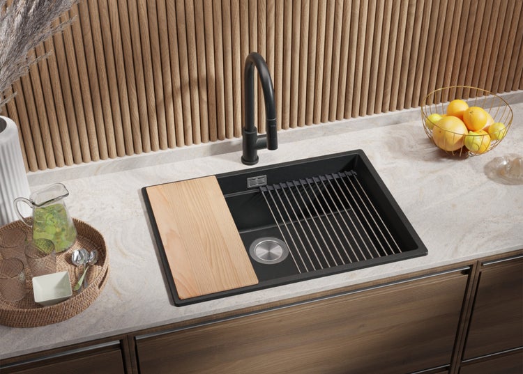 Spüle mit Abtropfgestell, Schneidebrett und Wasserhahn auf einer Küchentheke