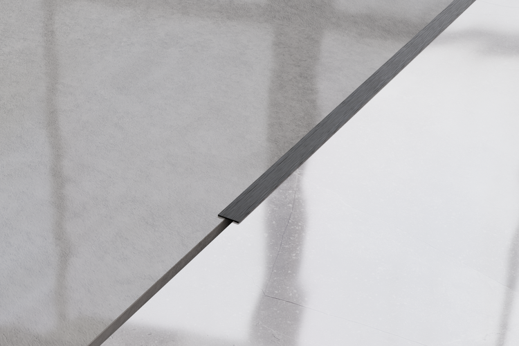 Detailansicht einer Duschkabine mit Beschlägen