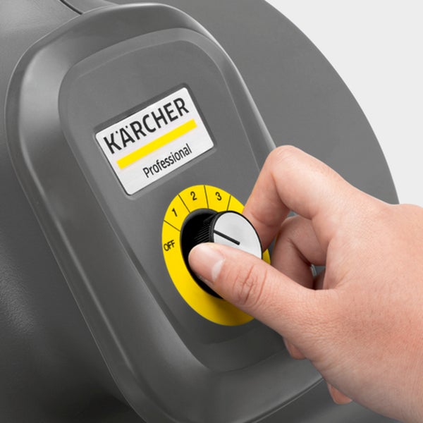 Detailansicht eines Kärcher Professional Geräts mit einem Drehschalter für die Stufen eins bis drei und Aus, bedient von einer Hand.