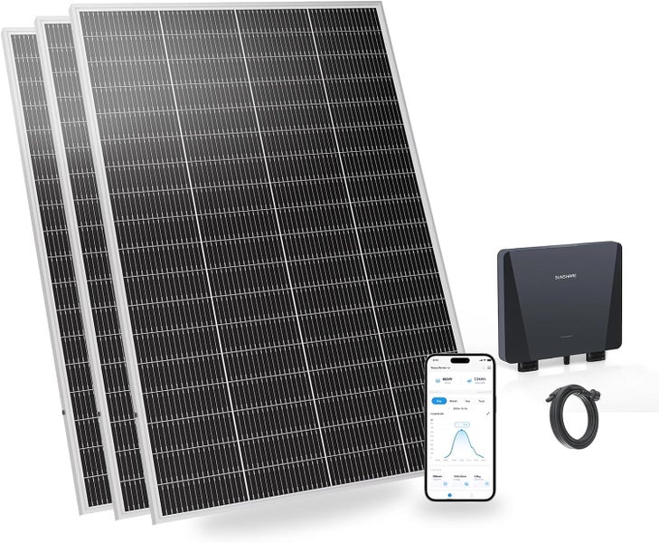 Drei Solarmodule, ein Wechselrichter, ein Kabel und ein Smartphone mit einer App zur Energieüberwachung