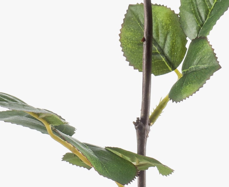 Künstliche Rose mit Stiel, grünen Blättern und einer gelben Blütenknospe.