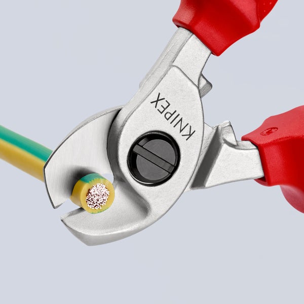 Knipex Kabelschere schneidet ein mehradriges Elektrokabel mit Kupferkern.