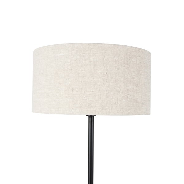 Stehlampe mit hellem Stofflampenschirm und schwarzem Metallfuß