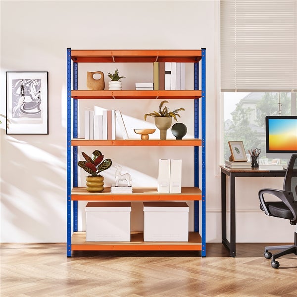 Organisiertes Arbeitszimmer mit einem blau-orangen Schwerlastregal mit Dekoration und Boxen neben einem Schreibtisch.